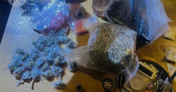 Новорічний настрій: у Києві іноземець прикрасив ялинку наркотиками0