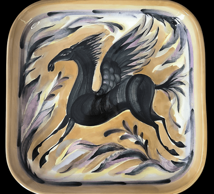 Декоративне блюдо «Чорний пегас» Автор форми — Ганна Чернова. Автор розпису — Валентина Сідак. Будянський фаянсовий завод. 19882