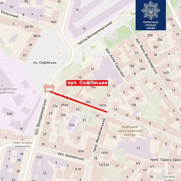 У центрі Києва тролейбус застряг у проваллі дороги: рух транспорту перекритий2