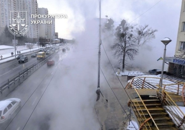 У Києві 16-річна дівчина отримала 73% опіків після падіння в яму з окропом2