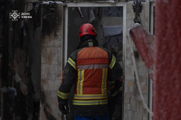 У Києві завершили ліквідацію наслідків обстрілу: рятувальники показали кадри з місця2