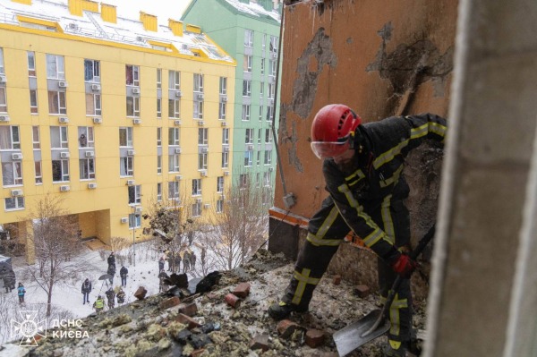 У Києві завершили ліквідацію наслідків обстрілу: рятувальники показали кадри з місця1