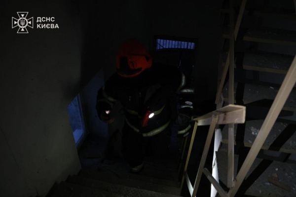 У Соломʼянському районі Києва уламки дрона влучили у 15-поверховий будинок1