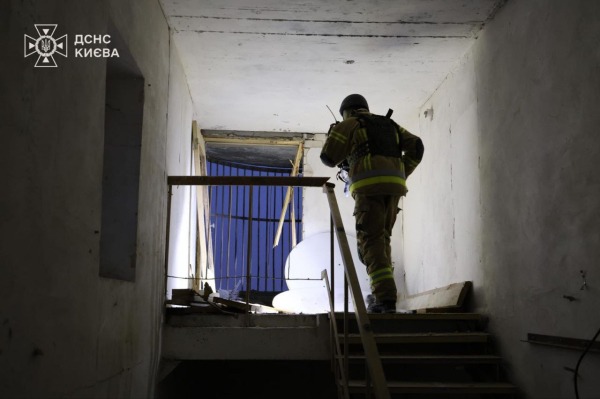 У Соломʼянському районі Києва уламки дрона влучили у 15-поверховий будинок2