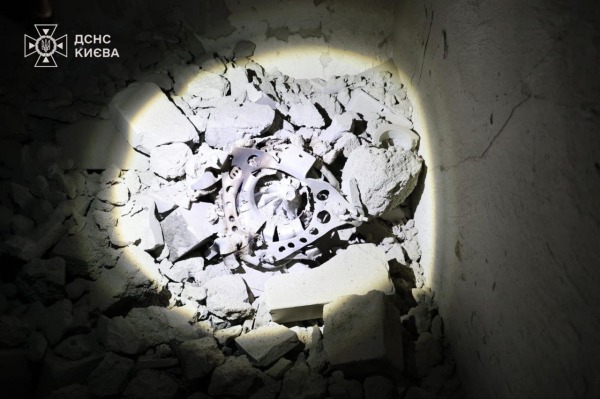 У Соломʼянському районі Києва уламки дрона влучили у 15-поверховий будинок3