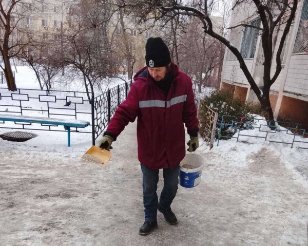 У столиці триває прибирання доріг та прибудинкових територій: залучено 247 одиниць спецтехніки КК «Київавтодор» і понад 2800 працівників керуючих компаній5