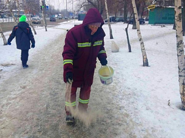 У столиці триває прибирання доріг та прибудинкових територій: залучено 247 одиниць спецтехніки КК «Київавтодор» і понад 2800 працівників керуючих компаній3