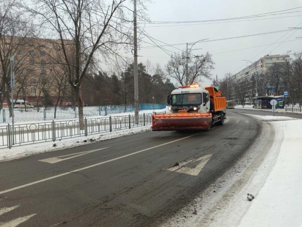 У столиці триває прибирання доріг та прибудинкових територій: залучено 247 одиниць спецтехніки КК «Київавтодор» і понад 2800 працівників керуючих компаній1