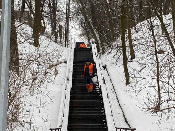 У столиці триває прибирання доріг та прибудинкових територій: залучено 247 одиниць спецтехніки КК «Київавтодор» і понад 2800 працівників керуючих компаній2