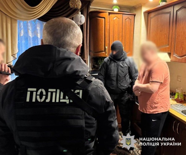 Зняття з розшуку та бронювання за 20 тисяч гривень: у Києві затримали двох ділків1
