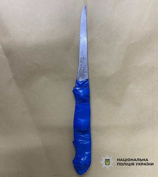 У Києві чоловік погрожував ножем жінці і відібрав сумку3