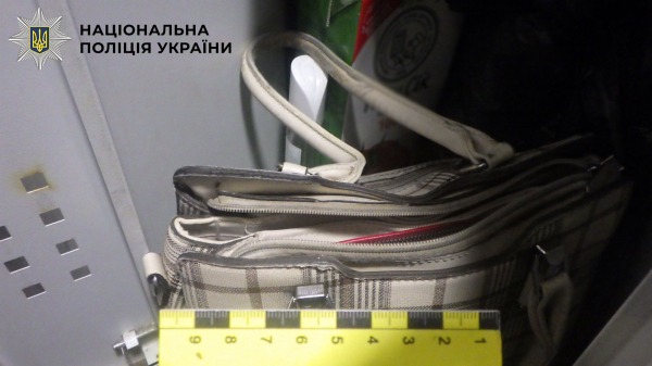 У Києві жінка прийшла влаштовуватися в кафе на роботу та вкрала 20 тисяч гривень у працівниці2