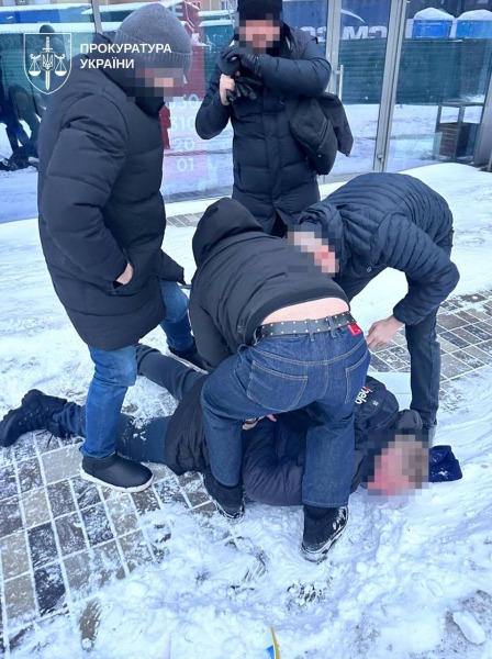 Вимагав відкат за тендер на 8 млн грн: у Києві затримали посадовця з пачками готівки2