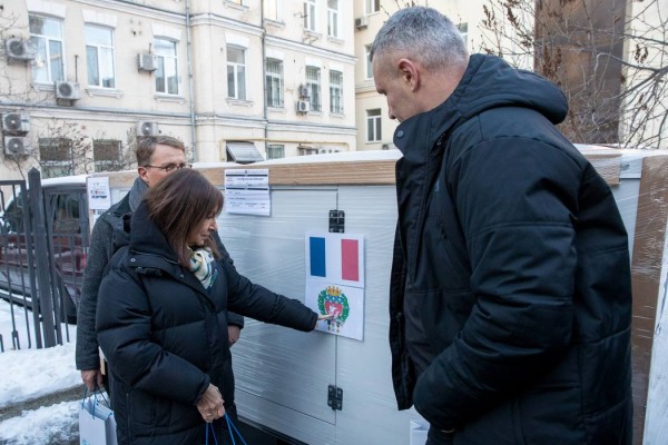 Віталій Кличко: Один з генераторів, які передала Києву від французької столиці пані мер Парижа, працюватиме в ліцеї. Загалом Париж передав Києву 8 генераторів4