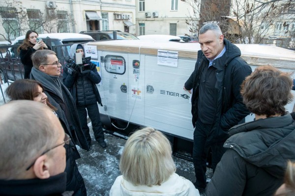 Віталій Кличко: Один з генераторів, які передала Києву від французької столиці пані мер Парижа, працюватиме в ліцеї. Загалом Париж передав Києву 8 генераторів3