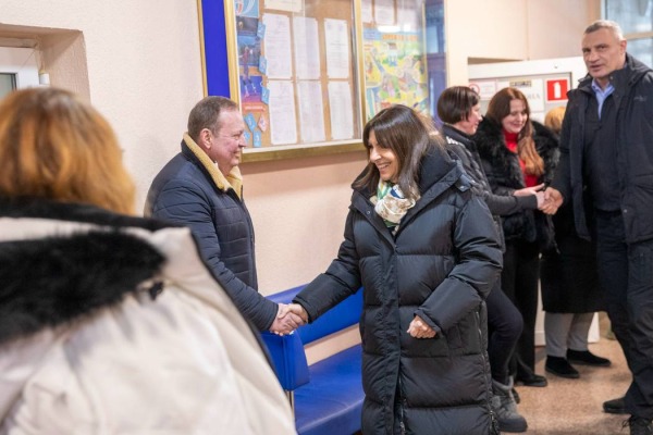 Віталій Кличко: Один з генераторів, які передала Києву від французької столиці пані мер Парижа, працюватиме в ліцеї. Загалом Париж передав Києву 8 генераторів0