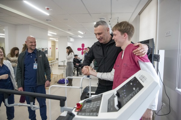 Віталій Кличко відвідав одну з міських лікарень, де відкрили відділення фізичної та реабілітаційної медицини12