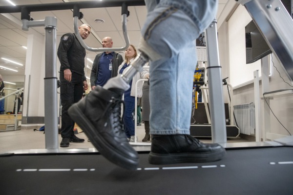 Віталій Кличко відвідав одну з міських лікарень, де відкрили відділення фізичної та реабілітаційної медицини11