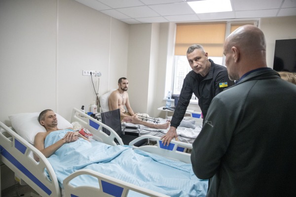 Віталій Кличко відвідав одну з міських лікарень, де відкрили відділення фізичної та реабілітаційної медицини17