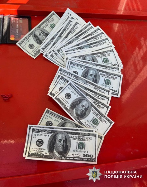 У Києві затримали ділка, який за $10 тисяч оформив виїзд за кордон під виглядом священнослужителя3