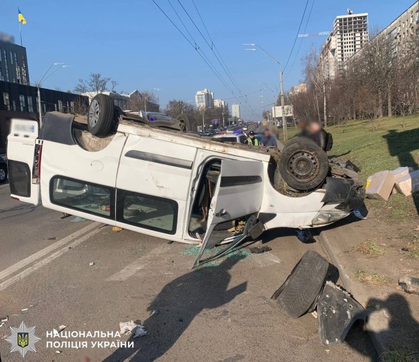 У Києві зіткнулися Tesla та Peugeot: одна автівка перекинулася, троє травмованих1