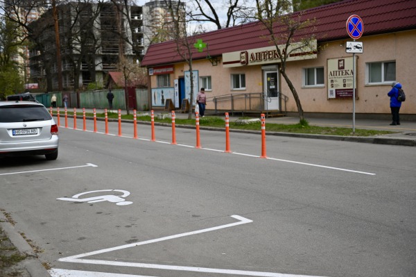 На вул. Федора Кричевського біля медичного закладу впорядкували паркування та рух транспорту1