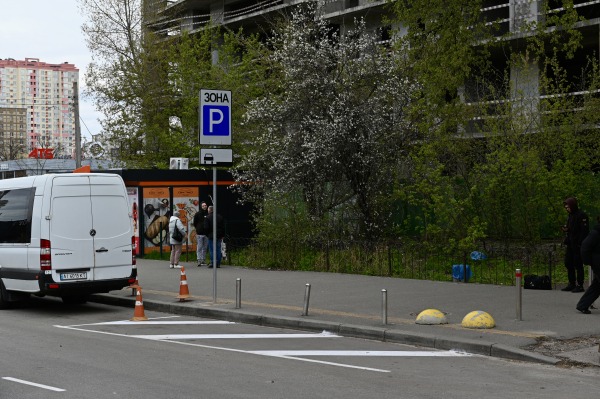 На вул. Федора Кричевського біля медичного закладу впорядкували паркування та рух транспорту5
