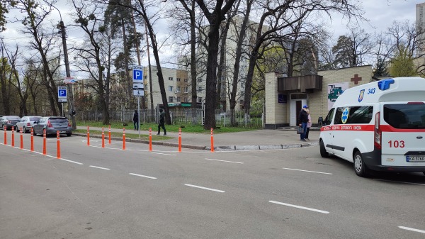 На вул. Федора Кричевського біля медичного закладу впорядкували паркування та рух транспорту3