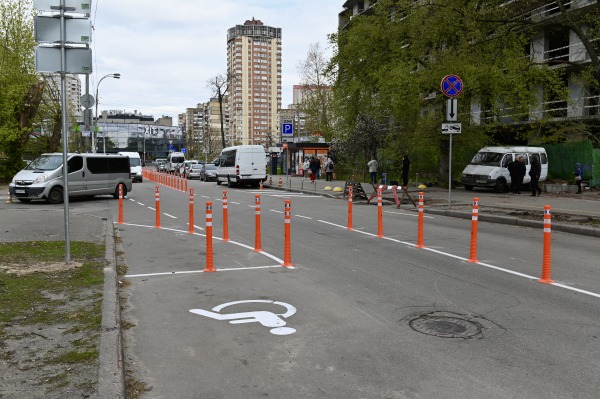 На вул. Федора Кричевського біля медичного закладу впорядкували паркування та рух транспорту7