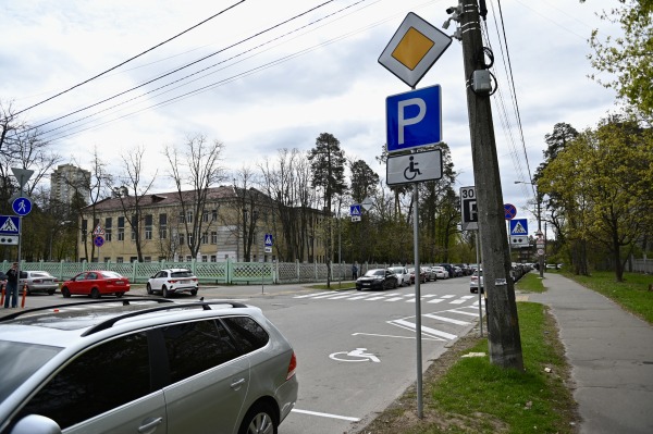 На вул. Федора Кричевського біля медичного закладу впорядкували паркування та рух транспорту4