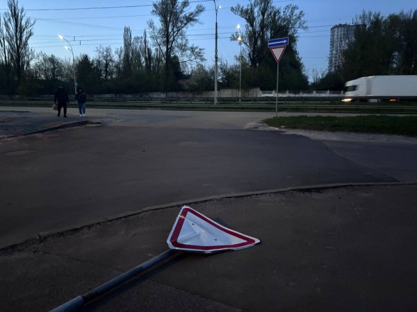 У Києві буря знесла дорожній знак (ФОТО)1