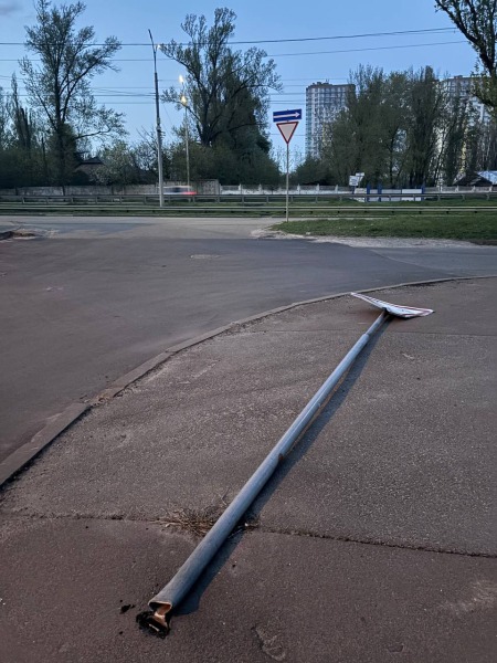 У Києві буря знесла дорожній знак (ФОТО)2