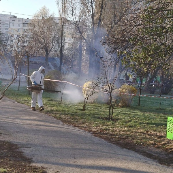У Києві тривають планові обробки зелених і прибережних зон від кліщів (+ перелік локацій)3