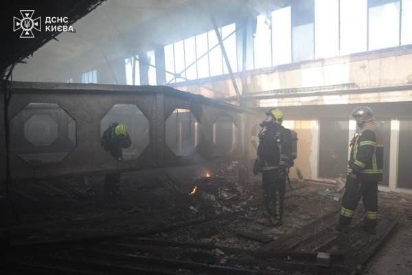 У Києві внаслідок влучання російського дрона горіла офісно-складська будівля4