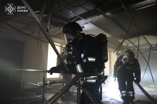 У Києві внаслідок влучання російського дрона горіла офісно-складська будівля1