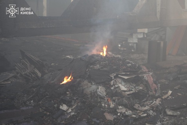 У Києві внаслідок влучання російського дрона горіла офісно-складська будівля2