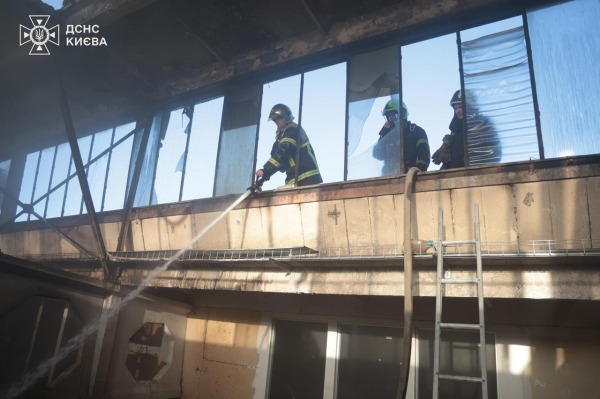 У Києві внаслідок влучання російського дрона горіла офісно-складська будівля3