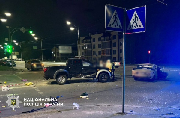 ДТП у Києві на Троєщині: четверо постраждалих та розбиті авто3