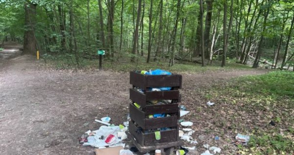 Екостежку в Голосіївському лісі завалили сміттям0
