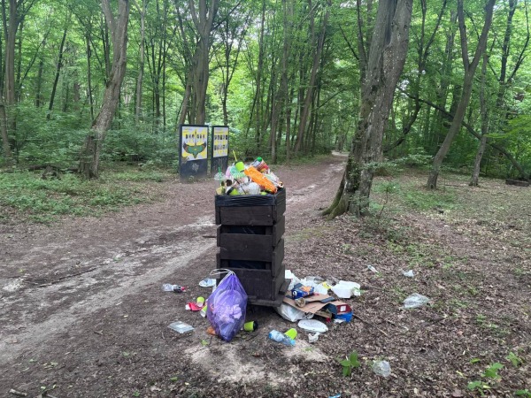 Екостежку в Голосіївському лісі завалили сміттям5