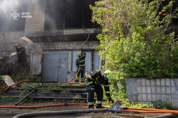 У Києві сталася масштабна пожежа на складі8
