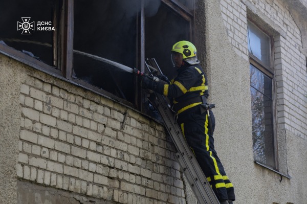 У Києві сталася масштабна пожежа на складі11