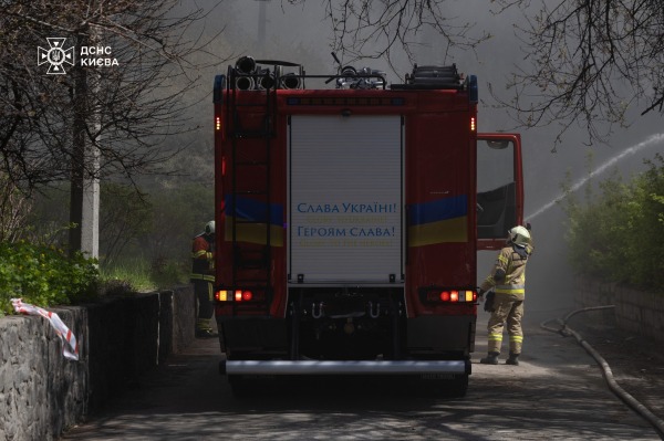 У Києві сталася масштабна пожежа на складі12