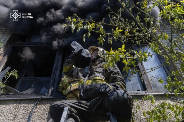 У Києві сталася масштабна пожежа на складі7