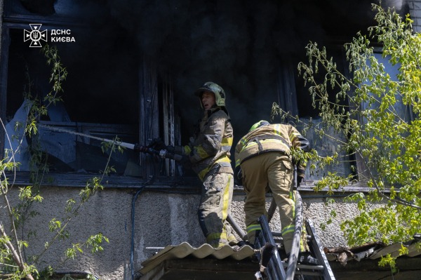 У Києві сталася масштабна пожежа на складі9