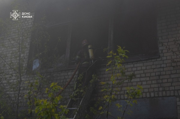У Києві сталася масштабна пожежа на складі10