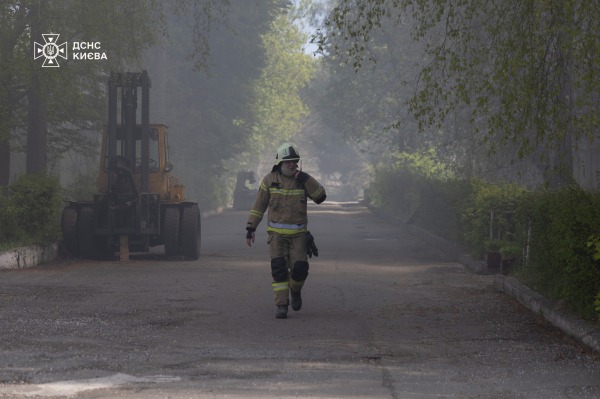У Києві сталася масштабна пожежа на складі4